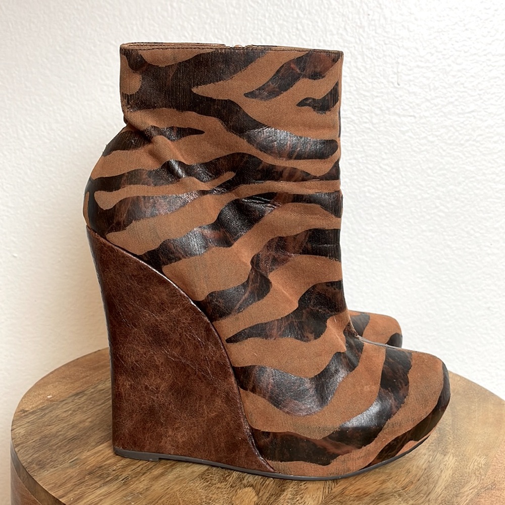 BAKERS Tiger stripe wedge ankle booties. Hidden platform. Size 9.